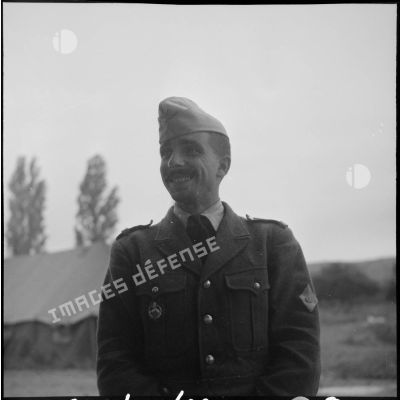 Portrait d'un tirailleur du 6e régiment de tirailleurs algériens (RTA) à Mascara.