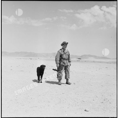 Portrait en pied d'un militaire dans le secteur de Taberdga.