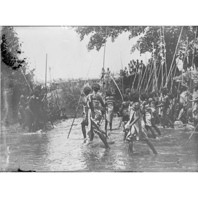 261. [Madagascar, 1900-1902. Pêche à la sagaie.]