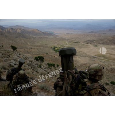 Des légionnaires de la compagnie noire du 2e régiment étranger de parachutistes (2e REP) reprennent leur souffle lors d'une progression sur les pistes de montagne de Sper-kunday, en Afghanistan.