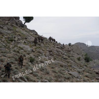 Progression des sections de la compagnie noire du 2e régiment étranger de parachutistes (2e REP) sur les pistes de montagne de Sper-kunday, en Afghanistan.