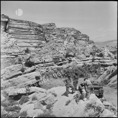 Percement de la piste d'El Amra-Taffassourt par le 19e régiment du génie.
