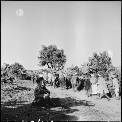 Rassemblement de villageois par des soldats dans le secteur de Thenia.