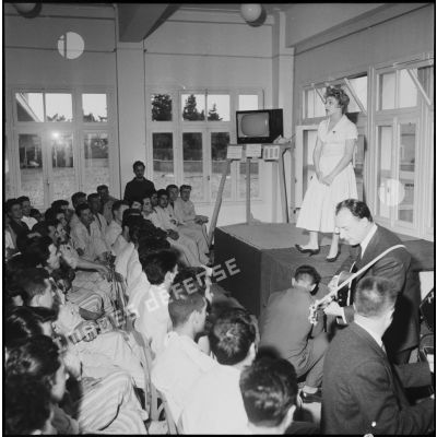 Line Renaud pendant son récital à l'hôpital Maillot d'Alger.
