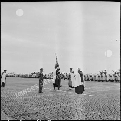 Echange du drapeau du 8e régiment de spahis algériens à M'Sila lors de la passation de commandement.