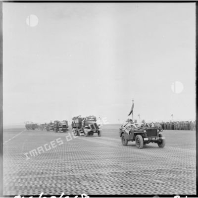 Le défilé motorisé à l'occasion de la passation de commandement du 8e régiment de spahis alériens à M'Sila.