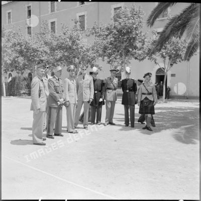 Groupe de militaires français et étrangers à Sidi-Bel-Abbès.