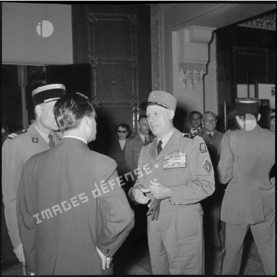 Inauguration du hall d'information du journal Le Bled à Alger par le général Raoul Salan, commandant la Xe RM.