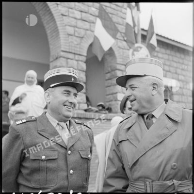 Deux colonels devant la SAS d'El Gor.