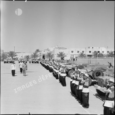 Revue des troupes lors des commémorations de Camerone à Ghardaïa.