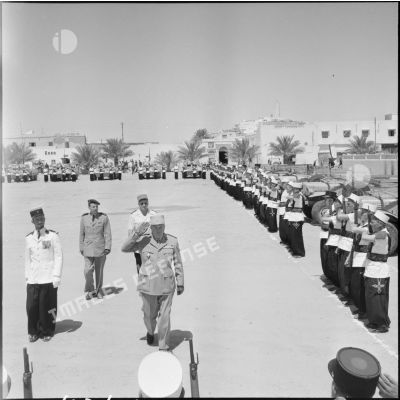Revue des troupes lors des commémorations de Camerone à Ghardaïa.