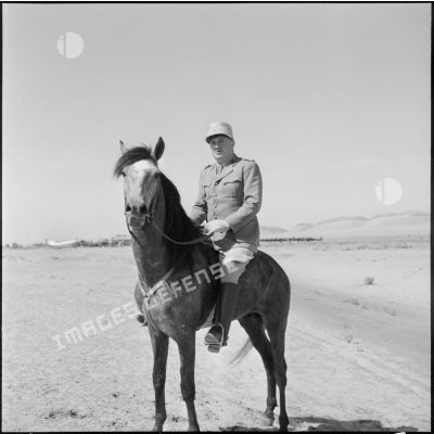 Le colonel Katz à cheval, secteur de Laghouat.