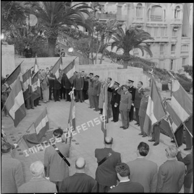 Cérémonie au monuments aux morts d'Alger.