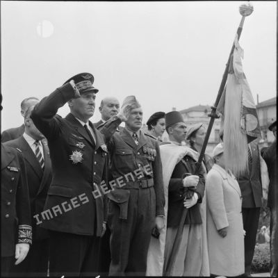 Salut des autorités le 8 mai 1957 à Alger.