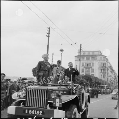 Les autorités civiles et militaires lors du 8 mai 1957 à Alger.