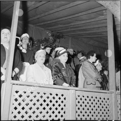 La tribune officielle du 8 mai 1957 à Alger.
