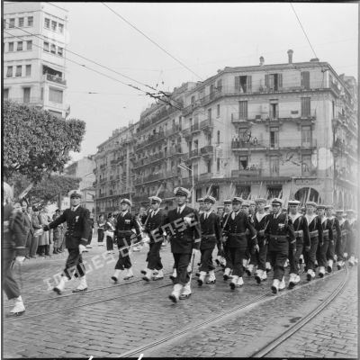 Défilé à pied du 8 mai 1957 à Alger.