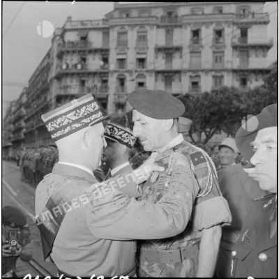 Remise de décoration le 8 mai 1957 à Alger.