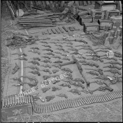 Récupération d'armes et de matériel dans la région d'Alger.