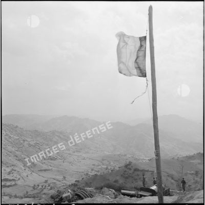 Région d'Alger. Le drapeau tricolore flotte au-dessus du poste de El Karrouch.