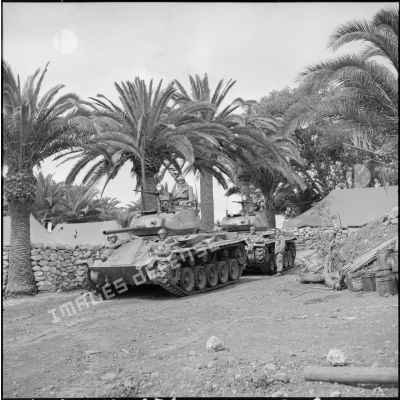 Sur la route Temouchent-Oran, deux chars du 2e escadron du 10e régiment de dragons.