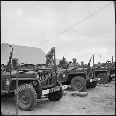 Région d'AÏn-Temouchent. Jeeps du 10e régiment de dragons prêtes à intervenir en cas d'attaque.