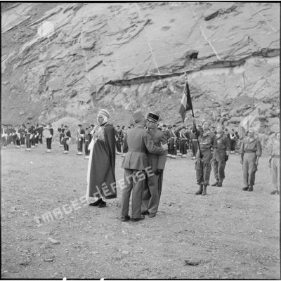 Oued Fodda. Cérémonie de remise de la Légion d'honneur au bachaga Saïd Boualem par le général de Brebisson.