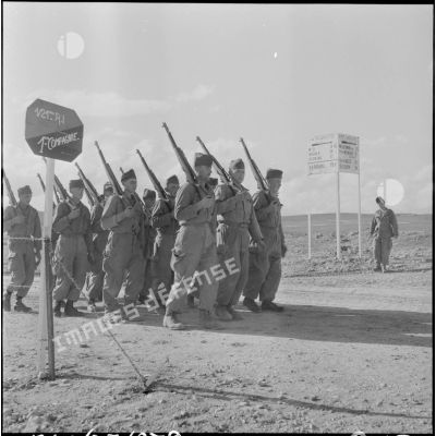 El Gor. Défilé de la 1re compagnie du 21e régiment d'infanterie (RI).