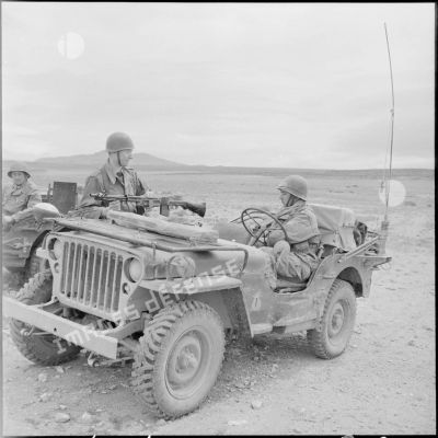 El Gor. Une Jeep armée d'un fusil mitrailleur avec des soldats du 9e régiment de hussards.