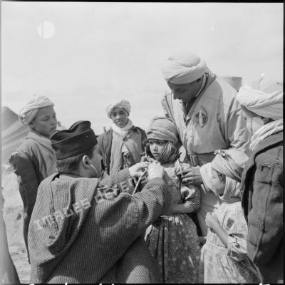 El Gor. Un médecin auxiliaire de l'assistance médicale gratuite examine une fillette.