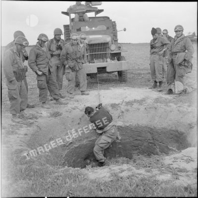 Région d'El Gor. Un volontaire du 21e régiment d'infanterie (RI) s'apprête à descendre dans un puits.