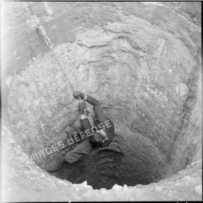 Région d'El Gor. Un volontaire du 21e régiment d'infanterie (RI) descend dans un puits.