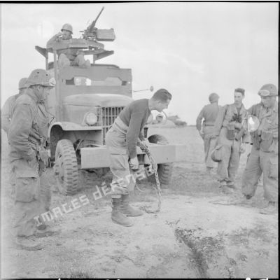Région d'El Gor. Un volontaire du 21e régiment d'infanterie (RI) s'apprête à descendre dans un puits.