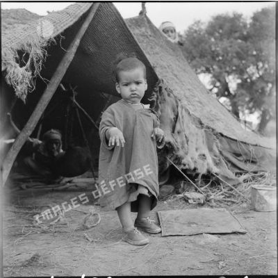 Région d'El Gor. Un enfant dans un village.