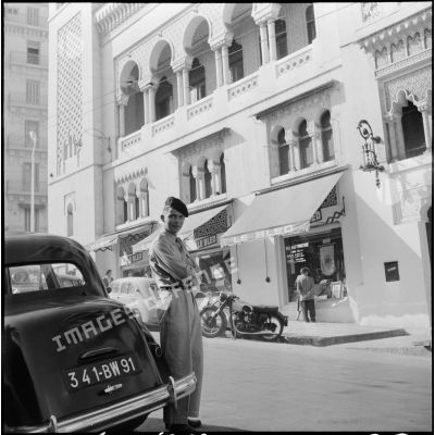 Un soldat stationne devant les locaux du journal Le Bled à Alger.
