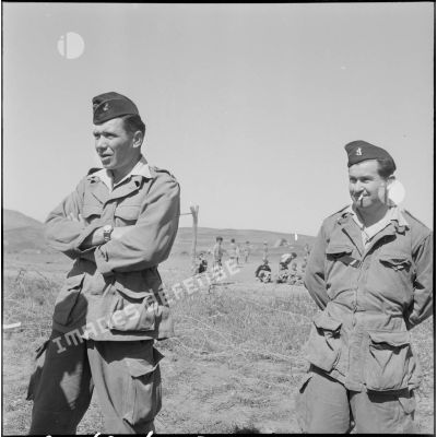 Portrait de deux militaires des troupes de marine.