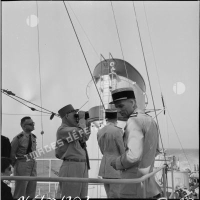 Le général Salan à bord de l'escorteur "Arabe".