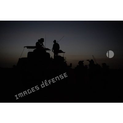 Un groupe de soldats s'apprête à entamer une infiltration de zone au lever du soleil dans le Gourma malien.
