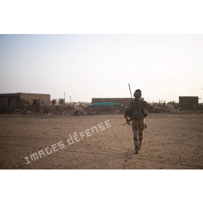 Un soldat entame l'infiltration d'un village du Gourma malien.