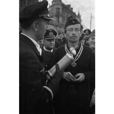 Le reporter (Rundfunkberichter) Heinrich Schwich réalise une interview du capitaine de corvette (Korvettenkapitän) Karl Thurmann, commandant du sous-marin U-553.
