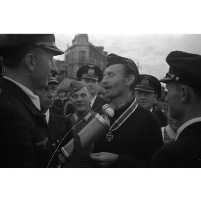 Le reporter (Rundfunkberichter) Heinrich Schwich réalise une interview du capitaine de corvette (Korvettenkapitän) Karl Thurmann, commandant du sous-marin U-553.