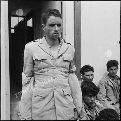 Région de Tebessa. Portrait d'un soldat fait prisonnier par le 8e régiment de parachutistes coloniaux (RPC).
