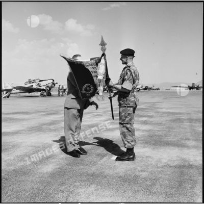 Aérodorme de Tebessa. Remise du drapeau au lieutenant-colonel du 8e régiment de parachutistes coloniaux (RPC).