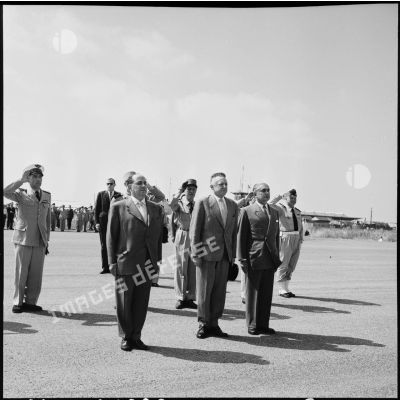  Aérodrome de Bône. Portrait de groupe des autorités politiques et militaires.