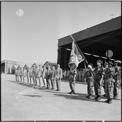 Aérodrome de Tebessa. Portrait des autorités pendant le défilé des troupes.