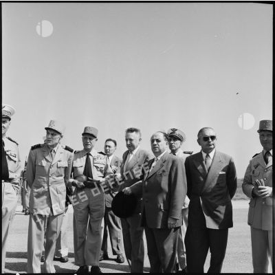 Aérodrome de Bône. Portrait de groupe des autorités politiques et militaires.