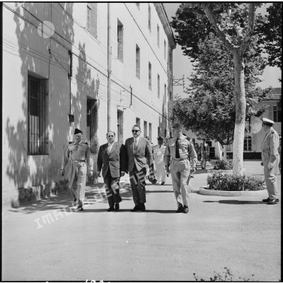 Les autorités devant le poste de commandement d'Oran.