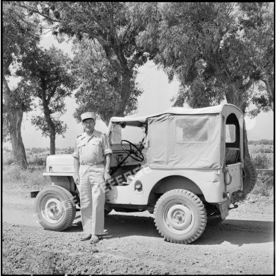 Taher El Achouet. Portrait du lieutenant Tissot devant une Jeep Willys.