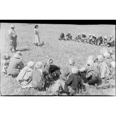 Région de Souk Ahras : réunion de paysans.