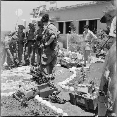 Récupération d'armes à la frontière tunisienne par le 25e bataillon de chasseurs alpins (BCA).